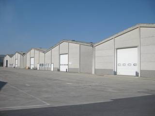 2 naast elkaar gelegen industriegebouwen van elk 1050 m² (samen of afzonderlijk te huur). * Hoogte inrijpoort : 4m60 en de breedte 4m45 ; * Hoogte...