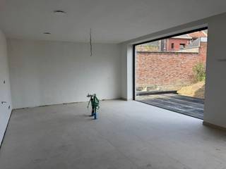 Dit nieuwbouw energiezuinig gelijkvloers appartement(147m²) is gelegen te Muizen, vlot bereikbaar en nabij openbaar vervoer, invalswegen, school en supermarkt.Het appartement omvat een ruime living met ingerichte open keuken(67m²) welke uitgeeft op het terras, 3 slaapkamers, gastentoilet, badkamer met inloopdouche, wasplaats en ondergrondse parking met kelderberging.De aanwezigheid van een warmte pomp met vloerverwarming, zonnepanelen en zonnescreens maken dit appartement compleet. Het appartement wordt volledig nieuw geschilderd.