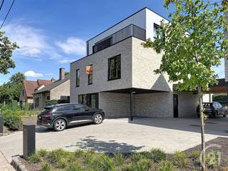 <p>Dit nieuwbouwappartement van 127 m² op de 1ste verdieping heeft een inkomhal met apart toilet, een ruime leefruimte met open keuken, ruime wasplaats/berging, badkamer en 3 slaapkamers.<br />Verder heb je ook een ruim zonnig terras waar het heerlijk vertoeven is.<br /><br />Zeer energiezuinig!!<br /><br />- Doorgedreven optimale isolatie van de gebouwschil<br />- Vloerverwarming in het volledige appartement (excl. bergingen)<br />- Fotovoltaïsche zonnepanelen, geïnstalleerd voor individueel gebruik<br />- Ventilatiesysteem D (wel voorzien van schuif en draaikip-ramen)<br />- Warmtepompsysteem (Er is geen Gas op dit project van toepassing = u bent niet afhankelijk van prijsschommelingen van uw gas leverancier !)<br />- ...<br /><br />Beschikbaar van 1/09/2026<br /><br />Wil je dit appartement bezoeken? Druk dan op de knop 'Ik wil een bezoek'.</p><p>Wens je een gratis schatting? Vergeet dan zeker geen contact met ons op te nemen!!!</p>