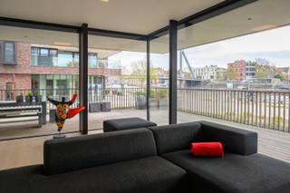 Ontdek dit prachtig afgewerkt appartement in de exclusieve Residentie Senzafine, gelegen langs de Leie in het hart van Kortrijk.<br /><br />Bij het betreden van het appartement komt u binnen in een ruime inkomhal. Aansluitend bevindt zich de lichtrijke leefruimte, afgewerkt met half-massief parket, waar grote raampartijen zorgen voor een open gevoel en een prachtig zicht op de Leie.<br /><br />Vanuit de leefruimte heeft u directe toegang tot het uitzonderlijk ruime terras, een echte troef van het appartement. Hier geniet u in alle rust van het prachtige uitzicht op het water en de omgeving van Kortrijk.<br /><br />De open keuken is volledig uitgerust en heeft een oven, combi-oven, vaatwasser, koelkast, inductiekookplaat en dampkap. De keuken is voorzien van voldoende opbergruimte. Het appartement is bovendien overal voorzien van zonnewering en domotica.<br /><br />De twee volwaardige slaapkamers hebben ingemaakte kasten en elk een badkamer. De eerste badkamer heeft een bad, toilet en lavabo. De tweede badkamer een lavabo en inloopdouche.<br /><br />Prijs appartement: 795.000 euro.<br />Prijs appartement incl. dubbele garage: 890.000<br />Optie tot aankoop 1 of 2 staanplaatsen (40.000 euro/staanplaats). <br /><br />Troeven:<br />- afwerking met hoogwaardige materialen<br />- uitstekende locatie met prachtig zicht<br />- 2 slaapkamers en 2 badkamers<br />- dubbele garagebox<br /><br />Interesse in dit appartement? <br />Contacteer Louise voor meer info of een bezoek! Bel +32 496 08 08 00 of mail louise@immo-lys.be<br />