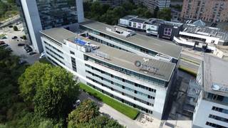 <p>Ontdek dit moderne kantoor te huur aan de Noordersingel 21 in Antwerpen, een stijlvolle en representatieve werkplek op een toplocatie langs de Antwerpse Ring. Het gebouw combineert een strakke architectuur met grote raampartijen, waardoor de kantoren baden in natuurlijk licht en een open, aangename sfeer uitstralen.</p>
<p>De ligging aan de Noordersingel garandeert een uitstekende bereikbaarheid: de belangrijkste uitvalswegen liggen vlakbij, het openbaar vervoer bevindt zich op wandelafstand en ook voor fietsers is er een vlotte aansluiting met het stadscentrum en omliggende wijken.</p>
<p>De beschikbare kantoorruimtes bevinden zich op opeenvolgende verdiepingen en bieden oppervlaktes van circa 1.052 m² per verdieping, met een iets compactere vierde verdieping van 844 m². Deze units zijn flexibel in te delen, ideaal voor zowel kmo’s als grotere bedrijven die op zoek zijn naar een moderne en goed bereikbare locatie.</p>
<p>De renovatiewerken starten op 1 november 2025 en omvatten een volledige opfrissing van de kantoorruimtes: installatie van energiezuinige ledverlichting, nieuw tapijt, vernieuwde plafondtegels, schilderwerken, modern sanitair en een algemene opfrissing van de inkomhallen. Hierdoor worden de kantoren volledig afgestemd op de verwachtingen van hedendaagse bedrijven.</p>
<p>Kortom, Noordersingel 21 in Antwerpen biedt een unieke combinatie van bereikbaarheid, comfort en uitstraling – de perfecte keuze voor ondernemingen die een professionele kantoorruimte zoeken op een strategische locatie.<br /><br />Financieel:<br />Huurprijs: €150/m²/jaar<br />Gemeenschappelijke lasten: €35/m²/jaar <br />Onroerende voorheffing: €16,35/m²/jaar <br />Parkeerplaats: €925/plaats/jaar</p>