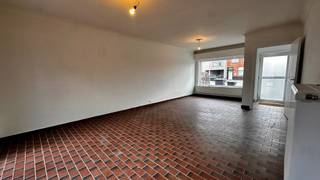 Deze volledig gerenoveerde rijwoning in Zele biedt alle comfort voor wie op zoek is naar een instapklare woning.De woning omvat een inkomhal, een...