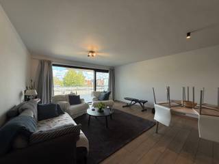 Dit stijlvolle appartement is gelegen in een moderne residentie, pal in het centrum van Geel. Dankzij de centrale ligging bevinden scholen, winkels, supermarkten en horecazaken zich op wandelafstand.<br /><br />Via de lift bereiken we de eerste verdieping. Vanuit de inkomhal is er toegang tot alle vertrekken van het appartement.<br /><br />De lichtrijke woonkamer vormt samen met de open keuken een aangename leefruimte. De keuken is voorzien van een praktisch kookeiland en beschikt over een combi-oven, een vaatwasser, een koelkast en een inductiekookplaat. Via het grote schuifraam in de woonkamer bereik je het achterliggende terras, waar je heerlijk kan genieten van de rust en de buitenlucht.<br /><br />Verder beschikt het appartement over een handige berging, twee slaapkamers en een moderne badkamer met inloopdouche en badkamermeubel.<br /><br />Aan comfort geen gebrek: het appartement is uitgerust met vloerverwarming, driedubbele beglazing, vliegenramen en verlichtingsarmaturen. In de slaapkamers en badkamer zijn bovendien rolgordijnen voorzien. Het volledige appartement wordt nog opgeschilderd, waardoor het volledig instapklaar is.<br /><br />Daarnaast beschik je over een private kelderberging en een garagebox aan de achterzijde van de residentie.<br /><br />De gemeenschappelijke kosten bedragen €50 per maand, inclusief het onderhoud van de gemeenschappelijke delen. Deze zijn inbegrepen in de totale huurprijs van 975 euro.<br /><br />Beschikbaar vanaf 01/01/2027.<br /><br />De troeven:<br /><br />- Topligging in het centrum van Geel<br />- Aangenaam terras aan de achterzijde<br />- Driedubbele beglazing voor een uitstekende isolatie<br />- Garagebox aan de achterzijde<br />- Private kelderberging<br />- Volledig opgeschilderd en instapklaar<br />- Scholen, winkels, supermarkten en horeca op wandelafstand<br /><br />Heb je interesse? Vraag uw bezoek aan via onze website https://www.immovl.be/te-huur/list en druk op de knop <strong>'IK WENS EEN BEZOEK'.</strong>
