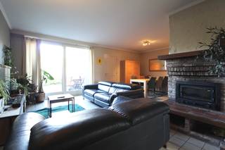 <p>Deze <strong>gunstig gelegen</strong>, gesloten bebouwing, met een <strong>bewoonbare oppervlakte van 194m²</strong> (excl. zolder), omvat een inkomhal met vestiaire mogelijkheden en gastentoilet, woon- en eetruime met zicht en toegang tot de tuin en de volledig (<strong>nieuwe) ingerichte keuken </strong>(zal eind oktober geplaatst worden - <em>foto is een AI-render ter illustratie</em>), een inpandige garage met tal van opbergmogelijkheden. De eerste verdieping omvat een overloop en drie volwaardige slaapkamers en een badkamer met toilet en ligbad. Een ruime zolder, die nog zal afgewerkt worden naar twee zolderkamers, is tevens toegankelijk via één van de slaapkamers (<em>foto is een AI-render ter illustratie)</em>. Tot slot heeft de woning nog een mooie buitenberging, dit alles op een <strong>perceel van 294m².</strong> Achteraan het perceel is er een poortje voorzien met toegang tot een wegel, <strong>die is altijd toegankelijk.</strong></p><p>De woning werd <strong>steevast goed onderhouden</strong> en er werd gebruik gemaakt van <strong>onderhoudsvriendelijke materialen, voorzien van alle comfort.</strong> Er zijn dus nog enkele zaken die zullen afgewerkt worden, maar dit zal geen invloed meer hebben op de beschikbaarheid van het pand (vanaf 15/11/'26).</p><p>De woning is gelegen in de Ellebogten, met een <strong>uitstekende ontsluiting richting het centrum en de invalswegen!</strong><br />De centrale verwarming (vloerverwarming en collectoren) is voorzien op elektriciteit, in combinatie met <strong>zonnepanelen.</strong></p><p>Kortom, een woning die je zeker moet bezichtigen.<br /><strong>ALTRO-bezoekmoment voorzien op maandag 26/10 tussen 16u30 - 19u, <u>plan je afspraak rechtstreeks in via onze website!</u></strong></p>
