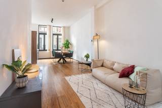 Ruime duplex om de hoek van Park Spoor Noord – Instapklaar én energiezuinig<br /><br />Letterlijk om de hoek van het groene Park Spoor Noord, vind je dit lichtrijke duplexappartement. Hier geniet je van de perfecte mix tussen rust en stadsleven. Tram- en bushaltes liggen vlakbij, waardoor je vlot het centrum bereikt, en ook de belangrijkste autosnelwegen zijn eenvoudig toegankelijk. Top Mobiscore: 9,4/10! Dit instapklare gelijkvloers duplexappartement van 105 m² werd in 2022 volledig gerenoveerd en combineert moderne afwerking met een cosy sfeer. Het bevindt zich in een kleinschalig gebouw met slechts 4 appartementen. Op het gelijkvloers betreed je de woning via een inkomhal die toegang geeft tot links de vernieuwde, volledig ingerichte keuken en rechts de gezellige, lichtrijke woonkamer met grote ramen. Vanuit de woonkamer stap je zo op het charmante terras (10m²). Aansluitend bevindt zich een extra kamer, momenteel ingericht als bureau, van waaruit een trap naar de bovenverdieping leidt. Op de eerste verdieping vind je een knusse slaapkamer, gevolgd door een halve verdieping hoger waar zich de stijlvolle badkamer met regendouche, een apart toilet, een praktische wasruimte en de royale master bedroom bevinden. Verder beschikt het appartement over extra bergruimte in de kelder. Bijzonderheden: asbestveilig, conforme elektrische keuring en zéér lage lasten (enkel blokpolis: momenteel jaarlijks 327 euro). Kortom, ideaal voor alleenstaanden, koppels en gezinnetjes!<br /><br />Verplichte vermeldingen<br />EPC: 151 kWh/m²<br />G-score: A<br />P-score: A<br />Stedenbouwkundige inlichtingen: in aanvraag