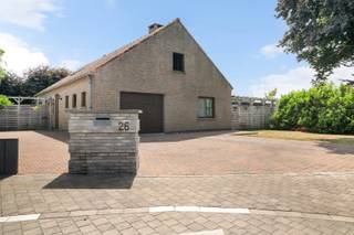 Oostende-Stene, mooi en rustig gelegen perfect onderhouden bungalow op een perceeloppervlakte van 863m². <br /><br />Indeling:<br /><br />Inkomhall, afzonderlijk toilet, grote garage/wasplaats, ruime woonkamer, volledig ingerichte keuken, bijkeuken, grote veranda, 2 slaapkamers (gelijkvloers), badkamer met inloopdouche en wastafel (gelijkvloers), 2 slaapkamers boven, zolder, zonnige zuidgerichte tuin met tuinhuis, berging en jacuzzi. <br /><br />- Elektrische laadpaal op 15m<br />- Elektriciteit conform<br />- Geïsoleerde dak<br />- Verwarming op aardgas<br />- Airco