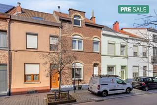 De eigendom wordt aangeboden via de Pre-sale formule. Op 03/04/2026 van 14:00 tot 17:00 kan u de woning op afspraak komen bezichtigen en een bod uitbrengen. De vermelde prijs is een instelprijs. Voor meer info, gelieve contact op te nemen met de dossierverantwoordelijke.Bij het betreden van de woning wordt u meteen verwelkomd door een lichtrijke leefruimte. De absolute blikvanger op het gelijkvloers is de recent, volledig nieuw geïnstalleerde keuken. Deze is strak afgewerkt, voorzien van alle hedendaagse inbouwtoestellen en biedt enorm veel werk- en opbergruimte. Met zicht op en toegang tot de tuin ! Verdeeld over de bovenverdiepingen bevinden zich maar liefst vier ruime slaapkamers. Dit maakt de woning perfect voor grotere gezinnen, of biedt u de flexibiliteit om ruimtes in te richten als thuiskantoor, logeerkamer of dressing.Een zeldzame luxe in het centrum: vanuit de leefruimte heeft u directe toegang tot een gezellige, private tuin. Hier kunt u in alle rust ontspannen, kinderen veilig laten spelen of in de zomermaanden genieten van een heerlijke barbecue.De ligging van deze woning is ongetwijfeld een van haar grootste troeven. Gelegen pal in het centrum van Strombeek, heeft u de wagen zelden nodig. U bevindt zich op comfortabele wandelafstand van werkelijk alles:Kortom: deze instapklare woning combineert de rust van een eigen tuin, het comfort van een nieuwe keuken en liefst 4 slaapkamers met de luxe van een centrale ligging waar het leven zich op wandelafstand afspeelt.Contacteer olivia.laporte@dewaele.com voor meer info en/of een bezoek !