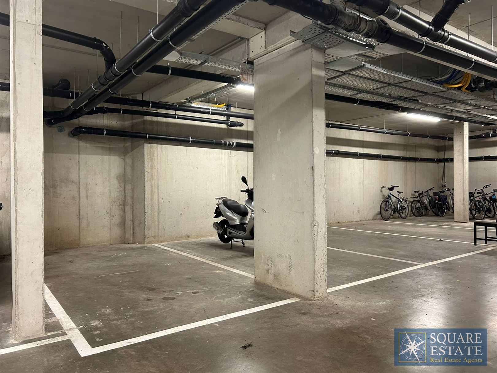 Parkeerplaats in een beveiligd gebouw in het centrum van Wolvertem Voor meer informatie of een bezoek, neem contact op met het nummer 02 460 42 01