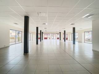 Centraal gelegen, polyvalente handelsruimte!Dit uniek handelspand, gelegen op een toplocatie, beschikt over een gelijkvloerse showroom met veel licht...