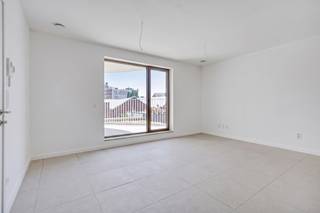 <p><strong>Lichtrijk en energiezuinig nieuwbouwappartement met ruim terras</strong><br /><br /><strong>Indeling</strong><br />Men komt meteen binnen in de <strong>lichtrijke leefruimte met volledig geïnstalleerde open keuken</strong>. Via de leefruimte heeft men toegang tot een <strong>zonnige terras met veel privacy. <br /></strong>Centraal, de praktische technische berging met een aansluiting voor uw wasmachine/droogkast, alsook een apart gastentoilet. <br />Achteraan, de <strong>ruime slaapkamer</strong> en een <strong>badkamer</strong> voorzien van een inloopdouche en een badkamermeubel met wastafel. <br /><br /><strong>Bijzonderheden</strong><br />EPB label <strong>A</strong>;<br /><strong>Maandelijkse kosten</strong>: 75,- EUR per maand (Beheer; verbruik/onderhoud van de gemeenschappelijke delen (incl. lift)).<br /><br /><strong>Ligging</strong><br />Het appartement bevindt zich vlak bij <strong>Park Spoor Noord</strong>. Deze ligging biedt de perfecte balans: u woont dichtbij het centrum van Antwerpen en geniet tegelijkertijd van de ontspanning van het nabijgelegen park.</p>
