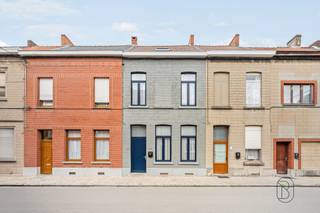 <p><strong>Charmante maison de ville prête à emménager au cœur de Lessines</strong></p>
<p>Située en plein centre de Lessines, cette maison de ville soignée et parfaitement entretenue a été rénovée avec une attention particulière portée aux techniques modernes et à l’isolation énergétique.</p>
<p>Le rez-de-chaussée comprend un spacieux et lumineux séjour, une cuisine entièrement équipée avec coin repas, une salle de bains, une agréable terrasse ainsi qu’un espace de rangement extérieur pratique. Une cave complète également le bien.</p>
<p>Au premier étage, vous trouverez deux chambres confortables. Les combles ont été aménagés en une grande chambre supplémentaire, idéale comme suite parentale, bureau ou espace polyvalent.</p>
<p>Grâce à sa situation centrale, son agencement fonctionnel et son excellent état général, cette maison constitue une opportunité idéale pour les jeunes acquéreurs ou les investisseurs à la recherche d’un bien attractif.</p>