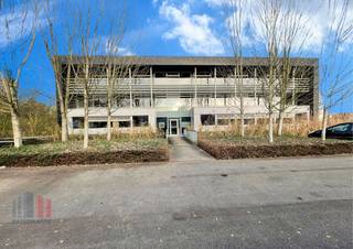 Instapklare kantoorruimte met een oppervlakte van 363 m² te huur op amper 750 m van de Knokkebaan met een onmiddellijke verbinding naar het op-...