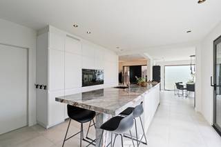 Op een toplocatie aan de Nieuwe Steenweg 8 in Nazareth bevindt zich deze prachtige, volledig gerenoveerde bungalowwoning met een...