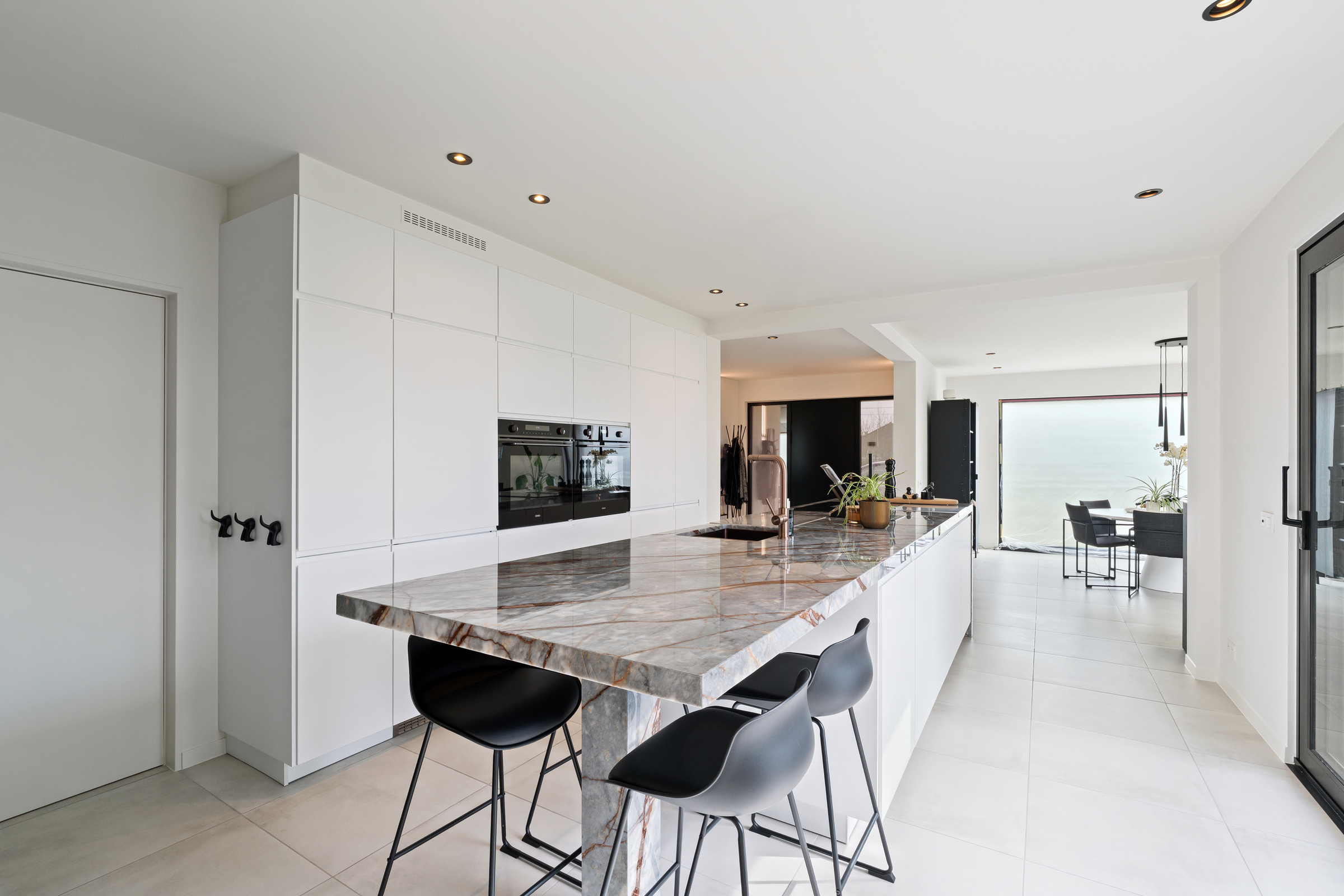 Luxueus gerenoveerde bungalow op 2878 vierkante meter - foto 3