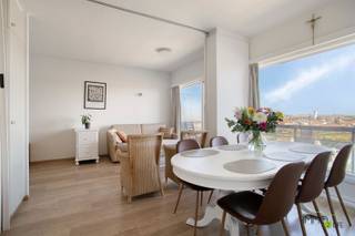 Unieke aanbieding: bemeubeld appartement te koop op lijfrente in volle eigendom te Knokke-Heist.MEER INFO: https://www.immo2life.be/nl/te-koop-op-lijfrente?view=detail&amp;id=1255 Het boeket bedraagt 95.000 EURO en de maandelijkse rente 1.295 EURO. Deze rente moet betaald worden gedurende een maximumtermijn van 10 jaar. Na deze periode moet er géén maandelijkse rente meer betaald worden aan de verkoopster (V 69 j). Indien de verkoopster vroegtijdig overlijdt stopt de betalingsplicht van de koper.Aangezien dit een verkoop op lijfrente in volle eigendom betreft kan u het appartement verhuren (en de huurinkomsten innen vanaf het verlijden van de notariële akte) of zelf bewonen. Let op! Dit is een systeem van multi-eigendom, waarbij u slechts het genot heeft over het appartement gedurende 11 maanden van het jaar (01/09 tot en met 31/07). De maand augustus is in handen van een andere eigenaar, maar de verkoopster heeft de maand augustus in volle eigendom van het aanpalende appartement dat bij eventuele interesse ook kan aangekocht worden.Dergelijke eigendom heeft veel potentieel voor investeerders aangezien de mogelijke huuropbrengsten (circa 900 EURO per maand) de betaling van de maandelijkse rente grotendeels kunnen compenseren. Indien de koper het appartement zelf wenst te bewonen (en het is uw 1ste eigendom) kan er aangekocht worden aan het gunsttarief van 2 % registratierechten (i.p.v. 12 %) + een korting van 1.867 EURO op de in totaal te betalen registratierechten.Het betreft een bemeubeld, gerenoveerd en lichtrijk penthouseappartement (50 m²) met terras (14 m²) en 2 slaapkamers gelegen op de 9de verdieping in de residentie "Laguna Beach" te Knokke-Heist.De ligging is een enorme troef: vlakbij winkels, openbaar vervoer (station en tram op 650 m), scholen en op slechts 750 m wandelafstand van de zeedijk te Duinbergen en het Directeur-Generaal Willemspark (het "Bosje van Heist"). In het privédomein (6 ha 56 a) bevindt zich een strand en 2 binnenzwembaden die enkel toegankelijk zijn voor de bewoners of de gasten van de residentie, bovendien zijn er heel wat recreatiemogelijkheden zoals basketbal, volleybal, tafeltennis,... Laguna Beach biedt een exclusieve woonervaring waar rust, natuur en comfort samenkomen.Bovendien werden het dak, het zwembad, de liften, de inkomhallen (met nieuwe led-verlichting) en de brievenbussen in het appartementsgebouw recentelijk vernieuwd.De indeling is als volgt: inkomhal met vestiaire en apart toilet, lichtrijke woon- en eetkamer met toegang naar het zonneterras (11 m lang) met panoramisch zicht over Knokke, de toekomstige nieuwe Golf van Knokke en hinterland, volledig ingerichte keuken, ruime slaapkamer met ensuite badkamer voorzien van inloopdouche, wastafel en AEG wasmachine (inbegrepen), slaapkamer met ruimte voor hoogslaper. In totaal is er een slaapgelegenheid voor 7 personen (sofabed 2 personen). Er zijn meerdere fietslokalen binnen de residentie, een ruime privéparking naast en achter de residentie met beschikbare plaatsen voor de bewoners en bezoekers.