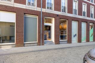 Aan de Clockemstraat 15 in Sint-Truiden bieden wij dit instapklaar handelsgelijkvloers te koop aan, gelegen in de knappe Residentie Clockhempoort...