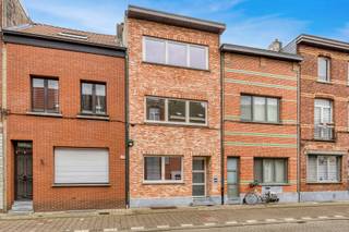 Deze totaalrenovatie, die aanvoelt als nieuwbouw, biedt modern wooncomfort, een doordachte indeling en een centrale ligging in Merksem. De...