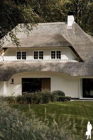 <p><strong><span>Zuidwest georiënteerde rietgedekte villa</span></strong><span> op een uitzonderlijk groene en private locatie op wandelafstand van Heide-centrum!</span><strong><span> (Heide/Kapellenbos)</span></strong><span>!</span><br /><span>Deze karaktervolle villa combineert royale leefruimtes met een prachtige </span><strong><span>parkachtige tuin</span></strong><span> en beschikt over </span><strong><span>3 slaapkamers</span></strong><span>, </span><strong><span>2 badkamers</span></strong><span>, kantoorruimte, wasplaats en zolder met mogelijkheid tot een </span><strong><span>4de slaapkamer</span></strong><span>.</span></p>
<p><span>De woning omvat in totaliteit 3 verdiepingen: </span></p>
<ol>
<li><span>gelijkvloers met inkomhal, gastentoilet, woonkamer, eetkamer, leefkeuken en kantoorruimte. </span></li>
<li><span>eerste verdieping met nachthal, apart toilet, 3 slaapkamers, 2 badkamers en wasplaats. </span></li>
<li><span>zolderverdieping met bergruimte en mogelijkheid tot een 4de slaapkamer.</span></li>
</ol>
<p><strong><span>Voorzieningen op de gelijkvloerse verdieping</span></strong><br />-<span> Ruime </span><strong><span>inkomhal</span></strong><span> met gastentoilet en handenwasser.</span><br />-<span> Sfeervolle </span><strong><span>woonkamer</span></strong><span> op houten vloer met open haard, maatwerk en grote raampartijen.</span><br />-<span> Royale </span><strong><span>eetkamer</span></strong><span> met zicht op het groen.</span><br />-<span> Ingerichte </span><strong><span>leefkeuken</span></strong><span> met groot kookeiland, barzitplaatsen, kastruimte en diverse toestellen, aansluitend op het terras.</span><br />-<span> Lichtrijke </span><strong><span>kantoorruimte</span></strong><span> met meerdere werkplekken, maatwerkkasten en eigen toegang.</span><br />-<span> </span><strong><span>Garage</span></strong><span> en ruime parkeermogelijkheden op eigen terrein.</span></p>
<p><strong><span>Voorzieningen op de eerste verdieping:</span></strong><br /><span>De eerste verdieping omvat een </span><strong><span>nachthal</span></strong><span>, apart toilet, </span><strong><span>3 slaapkamers</span></strong><span>, </span><strong><span>2 badkamers</span></strong><span> en wasplaats.</span><br />-<span> Slaapkamer 1: </span><strong><span>23 m²</span></strong><span>.</span><br />-<span> Slaapkamer 2: </span><strong><span>16 m²</span></strong><span>.</span><br />-<span> Slaapkamer 3: </span><strong><span>13 m²</span></strong><span>.</span><br /><span>De royale badkamer heeft een ligbad, inloopdouche, dubbele wastafel en toilet. Daarnaast is er een tweede badkamer.</span></p>
<p><strong><span>Voorzieningen op de tweede verdieping:</span></strong><br /><span>De zolder biedt </span><strong><span>bergruimte</span></strong><span> en mogelijkheid tot een royale </span><strong><span>4de slaapkamer (ca 30 m²)</span></strong><span>.</span></p>
<p><strong><span>Ligging van deze woning:</span></strong><br /><span>Deze </span><strong><span>rietgedekte villa in Kalmthout</span></strong><span> ligt in de groene omgeving van </span><strong><span>Heide/Kapellenbos</span></strong><span>, gekenmerkt door rust en privacy.</span><br />-<span> Nabij Kalmthout-Heide en Kapellenbos.</span><br />-<span> Op vlotte afstand van winkels, scholen en voorzieningen.</span><br />-<span> Goede verbinding richting Kapellen, Brasschaat en Antwerpen.</span></p>
<p><span>De </span><strong><span>parkachtige tuin</span></strong><span> beschikt over gazonpartijen, volwassen bomen, meerdere terrassen, irrigatiessysteem, sfeerverlichting, een overdekt terrasje, garage en toegangspoort met parlo- en videofonie.</span></p>