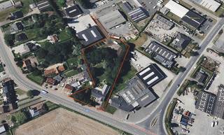 Op een ruim perceel van 4.097 m2 bevindt zich deze alleenstaande villa met loods en een prachtig aangelegde tuin.De villa beschikt over een...