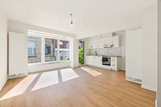 <p><span>Instapklaar appartement in het hartje Sint-Niklaas</span></p><p><span> </span></p><p><span>Dit betreft een recent volledig vernieuwd appartement op een absolute toplocatie, vlak aan de Grote Markt van Sint-Niklaas. </span></p><p><span>Dankzij de centrale ligging bevinden winkels, horecazaken, openbaar vervoer en andere belangrijke voorzieningen zich allemaal op wandelafstand. </span></p><p><span>Het appartement combineert een frisse, moderne uitstraling met het comfort van wonen in het bruisende stadscentrum en is volledig instapklaar. </span></p><p><span> </span></p><p><span>INDELING</span></p><p><span> </span></p><p><span>2de verdieping :</span></p><p><span>Ruime inkomhal.</span></p><p><span>Lichtrijke woonkamer met open keuken.</span></p><p><span>Hedendaagse keuken, voorzien van alle comfort en met toegang tot het terras.</span></p><p><span>Berging met o.a. voorziening voor wasmachine.</span></p><p><span>Terras aan de achterzijde van het gebouw.</span></p><p><span>2 slaapkamers.</span></p><p><span>Badkamer voorzien van een inloopdouche, lavabomeubel en toilet.<br /><br /></span></p><p><span>EXTRA</span></p><p><span>Absolute toplocatie op wandelafstand van alle faciliteiten (winkelstraat, station, scholen,...).</span></p><p><span>Trendy woonstijl met veel lichtinval.</span></p><p><span>Asbestvrij.</span></p><p><span>Elektriciteit conform. </span></p><p><span>PVC ramen met dubbele HR beglazing.</span></p><p><span> </span></p><p><span>Zeer geschikt voor zowel de jonge starter als investeerder!</span></p><p><span> </span></p><p><span>EPC: 191kWh/m² - label B</span></p><p><span>Wg - Vg - Gvv - Gvkr - Gmo</span></p><p><span> </span></p>