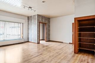 Op een goede locatie te Elzenstraat (SKW) bevindt zich deze ruime, op te frissen woning met 5 slaapkamers. U bevindt zich hier in het centrum, vlakbij winkels, eet-en drankgelegenheden, scholen en het openbaar vervoer. Verder geniet u van een uitstekende bereikbaarheid, op minder dan 5 minuten van de oprit E19 richting Antwerpen of Brussel. <br /><br />We betreden de woning via de inkomhal. De leefruimte kunt u inrichten met een gezellige zithoek en aparte eetplaats. Aanpalend bevindt zich een eerste kamer dewelke u ook kan inrichten als bureau of speelruimte. Verder beschikt u op het gelijkvloers over een geïnstalleerde keuken en de badkamer uitgerust met een ligbad, lavabomeubel en toilet. <br />Via de nachthal op de eerste verdieping bereikt u 3 ruime slaapkamers. De zolderverdieping is volledig afgewerkt en kan gebruikt worden als 5e slaapkamer. Ten slotte beschikt u over een goed georiënteerd tuintje. Langs de linkerkant van de woning heeft u doorgang van 1m naar de tuin.<br /><br />U bent verplicht deze woning binnen de 6 jaar na aankoop grondig energetisch te renoveren tot minimum EPC-label D.  <br /><br />Dit is een uitstekende opportuniteit als u op zoek bent naar een ruime woning met 4 à 5 slaapkamers in het centrum van Elzenstraat. Contacteer ons voor meer informatie op 0480 66 14 77of neem een kijkje op www.boonstravastgoed.be. <br /><br />Bijzonderheden: <br />- 5 slaapkamers<br />- Tuin aanwezig<br />- Centrale ligging