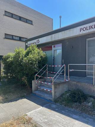<p>Op een uitstekende locatie op Linkeroever, pal naast de Polikliniek van AZ Monica, bieden wij dit ruime commerciële gelijkvloers van ca. 140 m² te koop aan.<br />Het pand is momenteel leegstaand en dient opgefrist te worden, maar biedt dankzij zijn oppervlakte, indeling en ligging tal van mogelijkheden voor een praktijk, kantoor, dienstverlening of vrije beroepen.<br />De ligging is één van de grote troeven van dit pand. Het gelijkvloers bevindt zich op de Blancefloerlaan, in de onmiddellijke omgeving van AZ Monica – Polikliniek Blancefloer.<br />Het pand beschikt over een totale oppervlakte van ongeveer 140 m² en heeft een voorgevelbreedte van circa 6 meter.<br />Bijzonder interessant is de ruimere achterzijde van het pand, waardoor er verschillende indelingsmogelijkheden zijn. Mits opfrissing kan een functionele en moderne praktijk- of kantoorruimte worden gecreëerd met bijvoorbeeld meerdere kabinetten, een ontvangstruimte, wachtruimte en ondersteunende lokalen.<br />De ruimte biedt hierdoor mogelijkheden voor zowel één zelfstandige activiteit als een groepspraktijk met meerdere beroepsbeoefenaars.<br />Vermits dit handelsgelijkvloers samen met de aanpalende Polikliniek een aparte VME vormen en er geen gemeenschappelijke delen zijn, zijn er ook geen gemeenschappelijke kosten! Er is ook geen syndicus.</p>