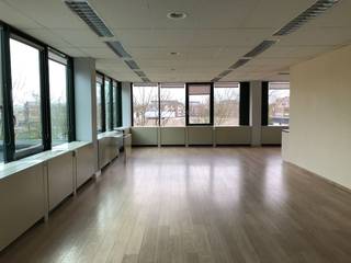 Ideally located offices from 300 m² up to 1,400 m² for rent near the Brussels Ring Road (R0) in Zaventem. Very competitive price, with service...