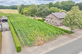<strong>Zeer rustig en mooi gelegen perceel bouwgrond van 09a 62ca</strong> in de Merelstraat geschikt voor het bouwen van een open bebouwing. Dit perceel ligt in een zeer rustige straat omgeven en uitkijkend op achterliggend groen en biedt de mogelijkheid tot het bouwen van een ruime gezinswoning. <br /><br />De <strong>volledige voorschriften</strong> en het plan zijn te bekijken onder "downloads".<br /><br /><em>Zeer soepele bouwvoorschriften voor een open bebouwing</em><br /><span>- Bouwdiepte: maximaal 14m (+3m voor aanhorigheden);</span><br /><span>- Bouwhoogte: maximaal 1 of 1/2 bouwlagen.</span><br /><span>- Dakhelling: 25°- 35°;</span><br /><span>- Eéngezinswoning met mogelijkheid tot vrij beroep of zorgwoning.</span><br /><br /><span>Mogelijkheid tot bijbouwen van een vrijstaand gebouw (40m²). De bouwgrond leent zich ideaal voor een mooie woning met een grote bewoonbare oppervlakte met zicht op achterliggend groen. Rust verzekerd!<br /><br />De renders dienen uitsluitend ter illustratie en geven een mogelijk bouwconcept weer. Ze zijn niet bindend of richtinggevend voor de koper en zijn steeds onder voorbehoud van stedenbouwkundige goedkeuring door de bevoegde gemeente.</span><br /><br />Op zoek naar een ruim en rustig gelegen perceel voor het bouwen van uw droomwoning? Contacteer ons voor meer info op 011/39 90 50 of info@jansenrealestate.be<br /><br />Wij ontzorgen je ook voor de <strong>verkoop </strong>van je <strong>huidige woning</strong>!<strong> </strong>Voor meer uitleg helpen we je graag verder.