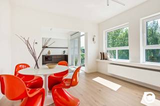 <p><span>Pulhof - kwalitatief gerenoveerd 2 slaapkamer appartement met 2 terrassen!</span><span><br /></span><span>Met veel passie, kennis en kunde werd dit ruim en lichtrijk 2 slaapkamer appartement kwalitatief gerenoveerd.</span><span> U dient enkel te verhuizen, uit te pakken en te genieten! Het appartement ligt op de 2</span><span><sup>e</sup></span><span> verdieping van een kleinschalig en prima onderhouden gebouw in hartje Pulhof, om de hoek van het prachtige Middelheim- en Leeuwerikpark. Dankzij deze gegeerde, centrale ligging zijn parken, scholen, winkels, sportfaciliteiten, openbaar vervoer en invalswegen steeds vlakbij, evenals het bruisende Antwerpse stadsleven. Bent u op zoek naar een modern appartement dat geniet van alle hedendaagse comfort, waar privé- en werkleven hand in hand gaan? Mis deze unieke kans dan zeker niet!</span><span><br /><br /></span><span>Inkomhal, leefruimte, keuken, toilet & berging:</span></p><p><span>U betreedt dit trendy appartement via de inkomhal met veiligheidsdeur, praktische berging en apart gastentoilet met mechanische ventilatie. De omvangrijke leefruimte op volhouten parket (eik) geniet enorm veel natuurlijk licht en leent zich perfect tot elk interieur. De prachtige open keuken is een ware "eye-catcher" die voorziet in kwalitatieve toestellen (inductievuur met recirculatie-dampkap, combi-oven, vaatwasser, koelkast en vriezer). Ook vindt u hier een geïntegreerde waskast terug met de aansluitingen voor de wasmachine. De schitterende design verlichting in héél het appartement is inbegrepen. <br /><br /></span><span>Nachthal, slaapkamers & badkamer:</span><span><br />De mat-witte tussendeur met gietijzeren look verleent toegang tot de nachthal. Beide slaapkamers zijn ruim (ca. 12m²) en liggen eveneens op parket. De rustieke badkamer omvat een weelderige inloop-/regendouche, een notelaren wasmeubel met 2 waskommen en watervalkranen, handdoek-radiator en mechanische ventilatie.<br /><br /></span><span>Terrassen & kelder:</span><span><br />Met 2 charmante terrassen kan u steeds zon en schaduw opzoeken in een rustige, groene omgeving. Ideaal voor uw kopje koffie in de ochtend, een lekker lunch of een sprankelend aperitief na thuiskomst van een drukke dag. Een dubbele kelder van maar liefst 14,5m² is inbegrepen.</span></p><p><span><br /></span><span>Extra troeven:</span></p><p><span>- Mobiscore 9,5/10</span></p><p><span>- 95m² cfr EPC</span></p><p><span>- EPC B</span></p><p><span>- 14cm EPS dakisolatie 2018</span></p><p><span>- Isolatie achtergevel</span></p><p><span>- HR ramen</span></p><p><span>- Individuele HR condensatieketel 2026</span></p><p><span>- Elektriciteit conform</span></p><p><span>- Nieuwe chape en leidingen</span></p><p><span>- Asbestveilig</span></p><p><span>- 1e bewoning na renovatie</span></p><p><span>- Onmiddellijk beschikbaar</span></p><p><span>- Design verlichting inbegrepen</span></p><p><span>- Kelder 14,5m²</span></p><p><span> </span></p>