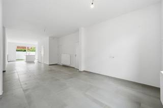 <p><span>Totalement dans</span></p><p><span>Dans Province Street, vous habitez dans une rue où le stationnement est abondant, à proximité d'une aire de jeux, avec vue sur les jardins et la verdure environnants. La maison haute de plafond vient d'être entièrement rénovée avec un permis d'urbanisme. L'installation d'une épaisse couche d'isolation, de triple vitrage, d'une chaudière à condensation, d'un système de ventilation C et de panneaux solaires a permis d'obtenir le label EPC A, avec une consommation de 93 kWh/m²/an. En termes de style, des contrastes neutres ont été utilisés dans cette maison entièrement peinte : fenêtres en PVC noires (blanches à l'intérieur), escaliers authentiques peints en blanc, grandes dalles de sol grises (120 x 60 cm), portes intérieures finies, etc. L'espace de vie avec cuisine ouverte (Ikea) bénéficie d'une lumière abondante grâce à une fenêtre coulissante donnant sur le jardin bien orienté (terrasse + gazon). La cuisine sans poignées se distingue par ses armoires jusqu'au plafond, un dosseret résistant à l'eau, de nombreux tiroirs de rangement, un îlot et un ensemble d'appareils de qualité : plaque de cuisson à induction, four combiné, lave-vaisselle et réfrigérateur. Les espaces de rangement sont nombreux, sous la forme d'un local technique/buanderie au rez-de-chaussée et d'une cave sèche et bien ventilée. Dans la salle de bains, les murs sont carrelés jusqu'au plafond et accueillent une douche à l'italienne avec fonction pluie, une baignoire en acrylique, un meuble à double vasque avec miroir et un WC suspendu avec niche. Dans les trois chambres confortables, le sol stratifié est doté d'une sous-couche acoustique. L'eau de pluie et les eaux usées ont déjà été séparées dans la maison. Des installations supplémentaires sont disponibles pour l'installation de panneaux solaires et d'une batterie domestique.</span></p><p><span> </span></p>