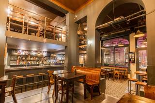 Café Carlisse bevindt zich op de het Ladeuzeplein te Leuven. De zaak staat over te nemen (handelsfonds of overname aandelen).<br /><br />Dit legendarisch café, dat reeds jaren een begrip is in de Leuvense Horeca, staat gekend voor zijn gezellige drukte, lekkere dranken en fijne eetkaart. <br /><br />De grootste troef is het zonovergoten terras waar het in de zomermaanden lang vertoeven is.<br /><br />Zin om de HoReCa in te stappen en een goede zaak verder te zetten? Neem contact op via 016/58.52.60.