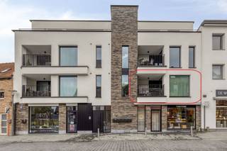 RECENT, ENERGIEZUINIG APPARTEMENT MET 2 SLAAPKAMERS, TERRAS EN BUITEN-AUTOSTAANPLAATSGelegen op de 1ste verdieping (met lift) in een kleinschalige...