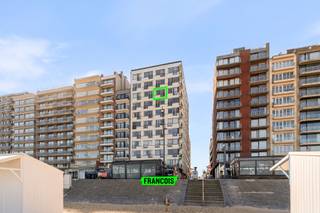 Op de achtste verdieping van een verzorgde residentie, op wandelafstand van zowel het strand als het stadscentrum, bevindt zich deze volledig gerenoveerde studio met prachtig frontaal zeezicht. De ligging combineert rust en bereikbaarheid, met winkels, horeca en openbaar vervoer in de nabije omgeving.<br /><br />Bij binnenkomst komt u in de inkomhal die toegang biedt tot de lichtrijke leefruimte. Dankzij de grote raampartijen geniet de studio van een overvloed aan natuurlijk licht en een adembenemend zicht op zee.<br /><br />De open keuken is volledig ingericht met kwalitatieve toestellen en een strak werkblad, en sluit naadloos aan op de leefruimte. Verder beschikt de studio over een afzonderlijk Japans toilet en een moderne badkamer met inloopdouche en wastafel.<br /><br />De studio werd in 2023 volledig gerenoveerd met oog voor comfort en afwerking. Ook de residentie onderging belangrijke vernieuwingen: alle waterleidingen werden vernieuwd, het dak werd twee jaar geleden volledig geïsoleerd en de gevel werd recent behandeld. Dit resulteert in een gunstig EPC-label B.<br /><br />Extra troef: er is de mogelijkheid tot het aankopen van een gesloten garagebox, wat zorgt voor extra comfort en gemak.<br /><br />Deze studio is ideaal als tweede verblijf, vaste woonst of investering aan zee.<br /><br />