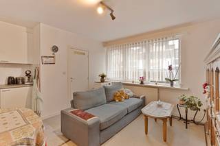 <p>Op slechts een steenworp verwijderd van de gezellige, wekelijkse dinsdagmarkt van Merksem en prachtige parken zoals het Bouckenborghpark, Rozendaal en het Runctvoortpark vind je deze woning terug.</p>
<p>Ondanks de huidige indeling van 3 units biedt dit huis tal van mogelijkheden op vlak van indeling – denk maar aan een gezellige eengezinswoning, kleinschalig appartementsgebouw, kangoeroewoning, woonst met kantoor-/praktijkruimte, etc. Elke unit beschikt over 1 slaapkamer, eigen sanitair en keuken. Als kers op de taart is er nog een gezellige stadstuin aanwezig waar je in alle rust kan ontsnappen in deze bruisende buurt.</p>
<p><strong>Momenteel verhuurd</strong> aan € 2.060,00 /maand wat voor € 24.720,00 zorgt op jaarbasis. Dit resulteert in een rendement van 7,30 %.</p>
<p><strong>Technische gegevens:</strong> Centrale verwarming op gas (collectief), HR-beglazing in PVC.</p>
<p><strong>Stedenbouwkundige inlichtingen en bodemattest aanwezig, Asbestveilig! Bevindt zich niet in een risicozone voor overstromingen (P- en G-score B). Gedeeltelijke renovatieverplichting van toepassing.</strong></p>