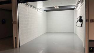 Ruime en centraal gelegen gesloten garagebox onder het Albertplein in het commerciële hart van het Zoute aan de ZeedijkMogelijk om te huren via...