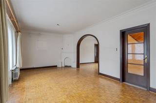 Nabij de verbindingsweg tussen de oprit van de E313 en het centrum van Herentals bevindt zich deze charmante open bebouwing. De woning geniet van...