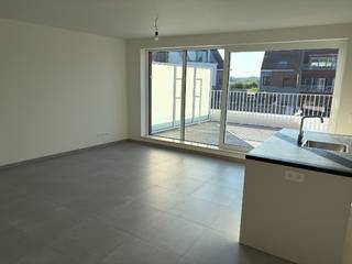 Instapklaar nieuwbouwappartement op 1steV (bouwjaar 2026) bestaande uit : Inkomhall, slaapkamer met aansluitend modern ingerichte badkamer, apart hangtoilet, berging met aansluiting voor wasmachine, lichte woonkamer met open ingerichte keuken en prachtig ZW-gericht ruim terras met zicht op de binnenplaats & Rupeldijk. Ondergronds : Privatieve autostaanplaats voor één wagen en privatieve berging. Fietsenberging op gelijkvloers. Zéér rustig gelegen in verkeersarme straat, nabij Rupelijk en park Rumst : Véél groen en open ruimte. Gelegen op wandelafstand van centrum, winkels, scholen & openbaar vervoer. Centraal gelegen op slechts 5' van oprit E-19 A-pen - Brussel. 3 maanden huurwaarborg. Gemeenschappelijke kosten : € 120,- / maand. Bij voorkeur géén huisdieren gewenst.