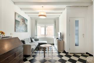 In de dorpskern van Kortenberg, in de Lodewijk Maesstraat, vindt u deze gesloten bebouwing met een bewoonbare oppervlakte van 138 m². De ligging vormt een ideale combinatie van centraal wonen en uitstekende bereikbaarheid, met winkels, scholen en ontspanning op wandelafstand. Bovendien bevindt u zich hier perfect tussen Leuven en Brussel, terwijl trein en bus vlot bereikbaar zijn via het Station Kortenberg en de haltes langs de Leuvensesteenweg.<br /><br />Op het gelijkvloers beschikt de woning over een leefruimte die aansluit op de keuken. De badkamer werd twee jaar geleden vernieuwd en biedt alle hedendaagse comfort.<br /><br />De woning telt drie volwaardige slaapkamers en is daardoor geschikt voor starters en gezinnen die op zoek zijn naar een praktische en functionele woning.<br /><br />Ook op energetisch vlak heeft deze woning heel wat troeven. Met een EPC-label B (121 kWh/m² jaar), een vernieuwd dak (2026), acht zonnepanelen, een condenserende gasketel van 2019 en een conforme elektrische installatie zijn de belangrijkste investeringen reeds uitgevoerd. Achteraan geniet u van een zuidwestgerichte tuin waar u tot in de avond van de zon kunt genieten.<br /><br />Kortom, een instapklare woning op een centrale ligging in Kortenberg, met drie slaapkamers, een goede energiescore en alle voorzieningen binnen handbereik.