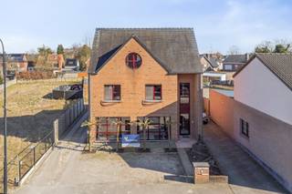 Deze multifunctionele handelsruimte is gelegen in Dessel met een goede zichtbaarheid en vlotte bereikbaarheid uit de omliggende gemeenten.<br /><br />Het pand heeft een aparte inkom en beschikt over eigen sanitair. Met een oppervlakte van 42 m² biedt het pand veel mogelijkheden. In de kelder er is nog opbergruimte aanwezig.<br /><br />Vooraan zijn er 2 parkeerplaatsen voorzien voor het handelspand. <br /><br />Huurprijs: €750/maand | beschikbaarheid: 01/01/2026 | EPC: label D