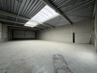 Nieuwbouw KMO-unit van <strong>445 m²</strong> maakt deel uit van het gloednieuwe hoogwaardige bedrijvenpark MG PARK ARSELA in Tielt. Het park is fantastisch gelegen langs de bedrijvige Deinsesteenweg en biedt een vlotte verbinding naar zowel de <strong>E17 als de E40</strong>, waardoor het zich op een uiterst strategische en centrale locatie in Tielt bevindt.<br /><br />De casco bedrijfsruimtes, voorzien van brandklasse C, hebben een vrije hoogte van 5 meter en worden opgebouwd uit een duurzame staalconstructie in combinatie met een betonplint en geïsoleerde sandwichpanelen. Elke loods is toegankelijk via een automatische sectionale poort (4 m breed x 4,2 m hoog) en uitgerust met een lichtdoorlatend rookluik, polybetonvloer en geïsoleerd dak met een draagvermogen van 0,15 kN/m² voor zonnepanelen. Verder beschikt elke unit over een regenwaterput van 5.000 liter. Er zijn 2 privatieve parkeerplaatsen voorzien, aangevuld met ruime extra parkeergelegenheid op de site.<br />De parkeerplaatsen dienen verplicht mee aangekocht te worden aan een prijs van 6000 euro/parkeerplaats.<br /><br />Contacteer Henry Van Tornhout voor bijkomende inlichtingen of een vrijblijvend plaatsbezoek via <strong>+32 474 13 37 93 </strong>of via <strong>henry@kmovastgoed.be</strong><br />