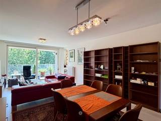 <p><span>DESTELBERGEN </span><span>- Bent u op zoek naar een gezellig en energiezuinig appartement in het centrum van Destelbergen?</span></p><p><span>Dan is dit appartement misschien iets voor u.</span></p><p><span> </span><span>De belangrijkste troeven:</span></p><ul><li><span>Goed gelegen in het centrum van Destelbergen omgeven door groen (Damvalleimeer, Reinaertpark, sporthal Bergenmeers...)</span></li><li><span>Lichtrijk appartement met 2 volwaardige terrassen</span></li><li><span>Prachtig zicht op het Damvalleimeer </span></li><li><span>Energiezuinig appartement</span></li><li><span>Privatieve berging in de kelder</span></li></ul><p><span>Het appartement is ingedeeld als volgt:</span><span><br />Inkom met apart toilet, mooie en lichtrijke leefruimte met zonneterras, ingerichte keuken met bergruimte (aansluiting wasmachine). <br />Twee slaapkamers waarvan 1 met badkamer (ligbad, dubbele lavabo en toilet) en 1 met douchekamer (lavabo en douche).<br />Tweede terras te bereiken via slaapkamer.<br />In de kelder is er ook een privatieve berging beschikbaar.</span></p><p><span>Belangrijk:<br /></span><span>Beschikbaar vanaf</span><span> 15/09/2026<br /></span><span>EPC : </span><span>73 kWh/m²</span><span>.<br />Huurprijs: </span><span>1.150 euro/maand + 50 euro/maand algemene kosten</span></p><p><span>Voor een bezoek ter plaatse, vul uw huurdersprofiel in via onze website.</span></p>