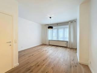 Deze unieke stadswoning ca. 163m² te huur vinden we terug in de Korte Ypermanstraat 40 in Antwerpen. De woning is gelegen nabij het openbaar vervoer, winkels en het centrum van Antwerpen<br /><br />Indeling:<br /><br />Gelijkvloers:<br />- inkom<br />- toegang tot de kelder<br /><br />Tussenverdieping<br />- volledig uitgeruste keuken, werd recent helemaal vernieuwd<br /><br />Verdieping 1:<br />- woonkamer<br />- badkamer met bad/douche combinatie, enkel lavabomeubel, toilet en handdoekdroger<br /><br />Tussenverdieping<br /><br />Verdieping 2:<br />- twee slaapkamers<br />- derde kamer met trap naar de derde verdieping<br /><br />Verdieping 3:<br />- slaapkamer onder het dak met airco<br /><br />Extra troeven:<br />- unieke woning<br />- EPC: B<br />- per direct beschikbaar<br /><br /><br />Indien u een bezoek wenst kan u een bezoek aanvragen via de website van Dewaele.