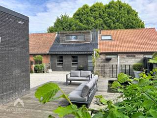 Instapklare woning in een doodlopend straatje bestaande uit een inkomhal met vestiaire, gezellige leefruimte met eet-en zithoek, volledig...