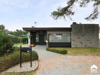 <p>In een aangename rustige straat bevindt zich deze gelijkvloerse gezinswoning op een perceel van 7a51ca.</p>

<p>Deze woning biedt tal van mogelijkheden voor wie op zoek is naar een woning om naar eigen smaak in te richten.</p>

<p>Door de hoge plafonds krijgt u een ruimtelijk gevoel in deze woning.</p>

<p>De inpandige garage is bereikbaar langs de achterzijde en kan tevens gebruikt worden als opslagruimte. Onder de volledige woning bevindt zich een ruime kruipkelder.</p>

<p><strong><u>Troeven:</u></strong></p>

<ul><li>Alle nodige voorzieningen in de buurt: supermarkten, scholen, openbaar vervoer, ziekenhuis,...</li><li>Vlotte verbinding naar de verbindingsweg Hasselt-Eindhoven (slechts 1 minuut)</li><li>Dichtbij het groen</li><li>Kindvriendelijke straat</li></ul>

<p><u>Indeling: zie bijlage.</u></p>