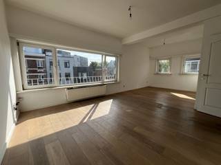 Interessante opbrengsteigendom met 2 appartementen (type 1 SLK) en 2 garageboxen+oprit op een goede ligging.  Degelijk gebouw in...