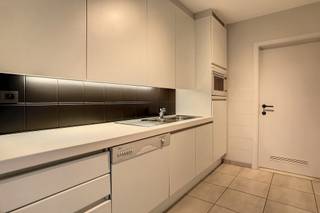 Lichtrijk appartement op de tweede verdieping met terras in het centrum van Tervuren. Inkomhal (3m²) woonkamer (37m²) voorzien van zonneblinden...