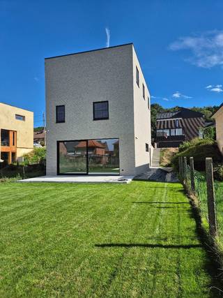 <p>Bent u op zoek naar een instapklare, energiezuinige gezinswoning op een absolute toplocatie? Deze hoogwaardig afgewerkte halfopen bebouwing aan de Bovenveld 19a te Holsbeek combineert een overvloed aan natuurlijk licht met een fantastische, groene ligging en een uitstekende bereikbaarheid richting Leuven en de E314.</p><p>De belangrijkste troeven van de woning:<br />- Keuken naar eigen smaak (niet inbegrepen): De keuken is niet inbegrepen in de verkoopprijs en dient nog door de koper te worden geïnstalleerd. Dit biedt u de unieke kans om uw droomkeuken volledig naar eigen wens, lay-out en budget in te richten.</p><p>- Licht & Ruimte: Grote glaspartijen zorgen voor een uitzonderlijk lichtrijke leefruimte en een open gevoel. 4 ruime slaapkamers en 2 badkamers. De hoofdbadkamer is uitgerust met een bad en douche, de tweede badkamer beschikt over een douche en toilet.</p><p>- Optimaal klimaat: Comfortabele vloerverwarming én vloerkoeling via een energiezuinige warmtepomp. Toekomstgericht & Duurzaam: Uitgerust met zonnepanelen en een geavanceerd ventilatiesysteem D voor een gezond binnenklimaat en een lage energiefactuur.</p><p>- Toplocatie: Gelegen in een rustige, residentiële straat nabij het groen, met scholen en winkels dichtbij, en een vlotte verbinding naar het bruisende Leuven.</p><p>Kortom: Een prachtig afgewerkte nieuwbouwwoning met alle luxe en comfort die u nog deels naar uw eigen hand kunt zetten!<br />Aansluit-, architect- en studiekosten inbegrepen in de prijs. BTW op constructie en registratie op bouwgrond niet inbegrepen</p>
