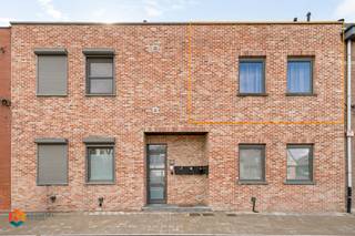 Op een goede locatie nabij het centrum van Lier bevindt zich dit 1 slaapkamer appartement met ruim terras. Het appartement is gelegen op de eerste verdieping van een kleinschalig gebouw. U beschikt hier verder over een uitstekende bereikbaarheid, toch vlakbij winkels, scholen en het openbaar vervoer.<br /><br />We betreden het appartement op de eerste verdieping via de inkomhal, die ons toegang geeft tot de woonkamer. De open keuken is voorzien van een keramische kookplaat en ingebouwde koelkast. Verder beschikt het appartement nog over een slaapkamer en een badkamer met ligbad, toilet en lavabo. Vanuit de leefruimte heeft u toegang tot het zeer ruime terras. Door de zuidwest oriëntatie kunt u hier steeds genieten van het mooie weer.<br /><br />Dit is een uitstekende opportuniteit als u op zoek bent naar een leuk appartement met ruim terras, vlakbij het centrum van Lier. Contacteer ons voor meer informatie op 0480/66 14 77 of neem een kijkje op www.boonstravastgoed.be .<br /><br />Bijzonderheden:<br />- Zeer ruim terras<br />- Bouwjaar = 2008<br />- Vlakbij centrum Lier