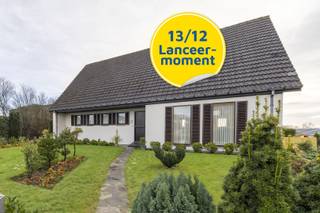 Deze villa is de ideale keuze voor wie op zoek is naar ruimte, prachtige vergezichten en een centrale ligging.<br /><br />In de Stationsbuurt, meer bepaald in de Klijtenstraat 45, treffen we deze karaktervolle seventiesvilla aan. Bij het binnenkomen valt meteen de zeer ruime inkomhal op, die toegang biedt tot de lichtrijke en royale leefruimte. Van hieruit geniet je al een eerste indruk van de adembenemende tuin met zicht op het groen en de Poelberg. Aansluitend aan de leefruimte bevindt zich de ruime keuken, met daarnaast een praktische berging en toegang tot de kelderverdieping. <br /><br />Deze kelder is ingedeeld in meerdere bergruimtes, een ruime garage en een kruipkelder, ideaal bij renovatiewerken of het voorzien van nieuwe technieken.<br />Daarnaast beschikt de woning ook over een aparte, externe garage.<br /><br />Op de eerste verdieping vinden we een grote nachthal, drie volwaardige slaapkamers en een ruime badkamer, waar je eveneens kan genieten van het prachtige uitzicht.<br /><br />Deze woning ademt de degelijkheid en royale volumes van de jaren ’70 en leent zich perfect tot een grondige renovatie om haar volledig naar vandaag te tillen.<br />Ben je op zoek naar ruimte, een unieke groene maar toch centrale ligging en een woning met bijzonder veel potentieel?<br />Schrijf je dan nu in voor ons lanceermoment op zaterdag 13 december. Je ontvangt een persoonlijk tijdslot én het volledige verkoopdossier, zodat je goed voorbereid op bezoek kan komen.<br /><br />(de geadverteerde prijs is een richtprijs)