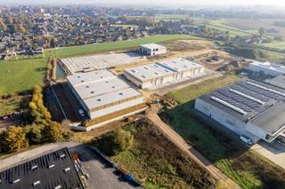 In bedrijvenpark THEA in Tielt is 1 van de laatste 4 nieuwbouw KMO-units van 212 m² te koop, inclusief twee private parkeerplaatsen.De casco-units...